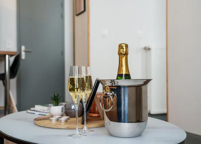 La Cour Du Cygne - By Prestiplace * טור