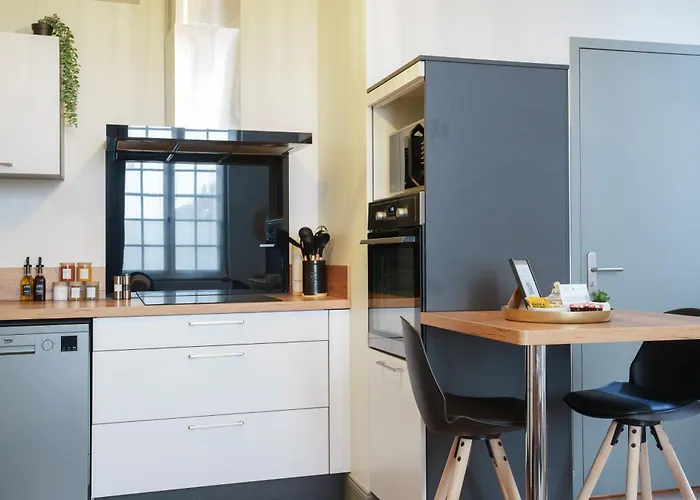 La Cour Du Cygne - By Prestiplace * טור